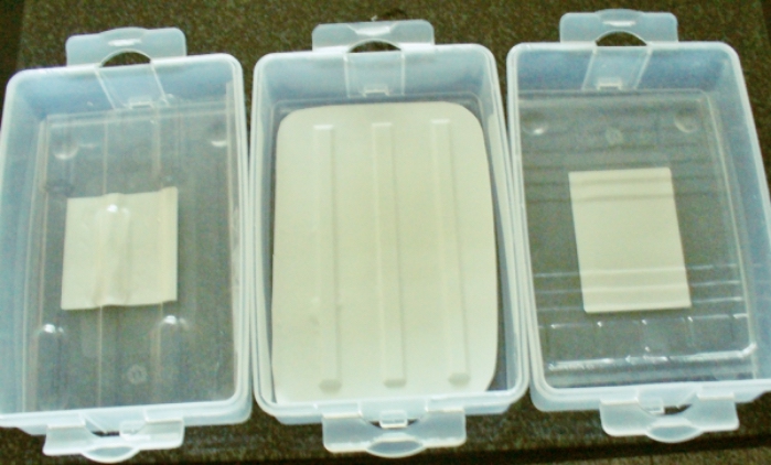 Drei Boxen ausgelegt mit gewellter Unterseite von abgepackter Wurst, Schinken etc.