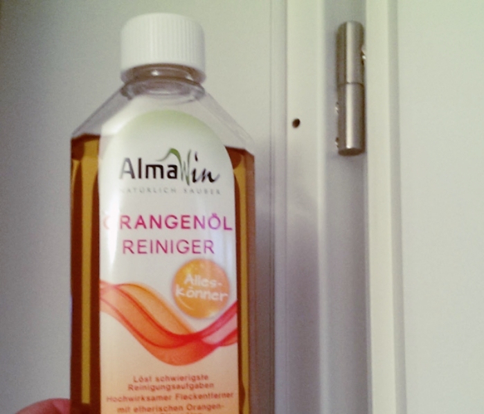 Mit dem Orangenöl Reiniger von Alnatura reinigt man Dichtungen an Türen perfekt