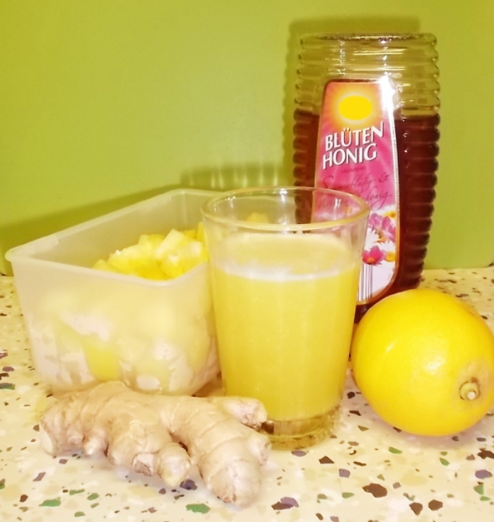 Ein leckerer und erfrischender Saft aus Ananas, Ingwer, Honig und Zitronensaft hilft bei Husten. 