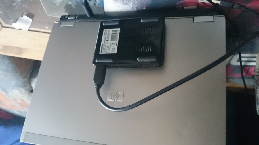 Festplatte mit selbstklebendem Klettband am Laptop befestigen