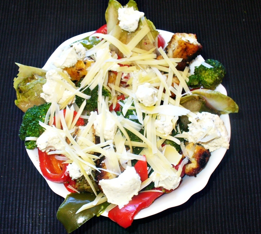 Gemüsereste und Fischreste mit gehobeltem Käse und Frischkäse