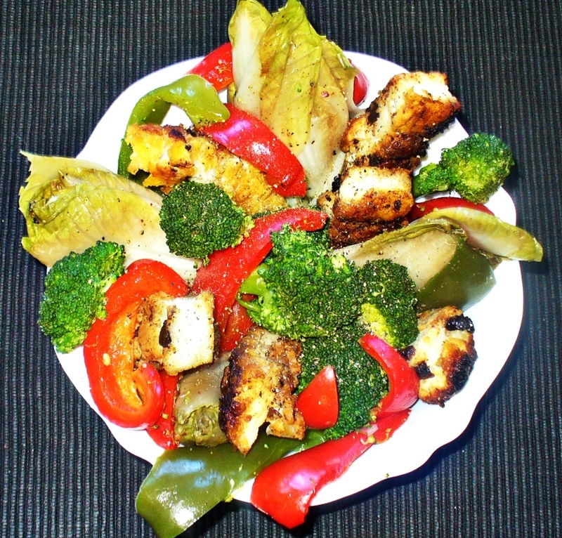 Gemüse und Fisch auf einem Teller angerichtet