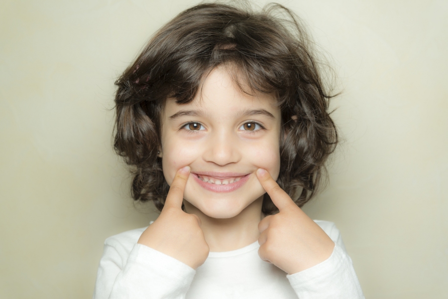 Die genaue Ursache für Kreidezähne bei Kindern ist noch ungeklärt.