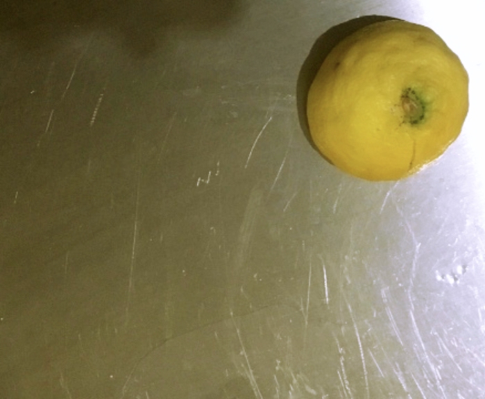 Edelstahl mit einer halbierten Zitrone reinigen