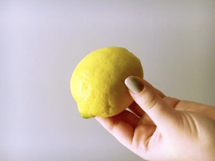 Abdrücke, hartnäckiger Dreck oder Glanzlosigkeit mit einer halben Zitrone beseitigen