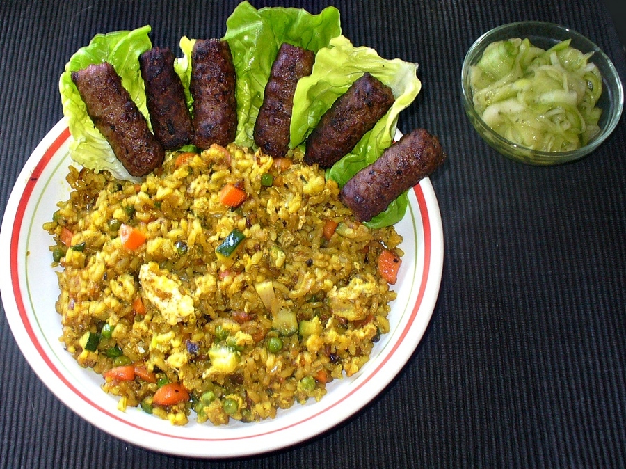 Curry-Gemüsebratreis mit in Salat eingewickelten Gehacktesröllchen