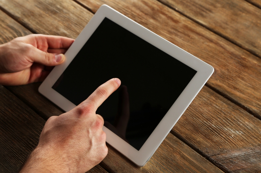 Finger gleitet nach Reinigung von Tablet und Smartphone bestens über die Oberfläche