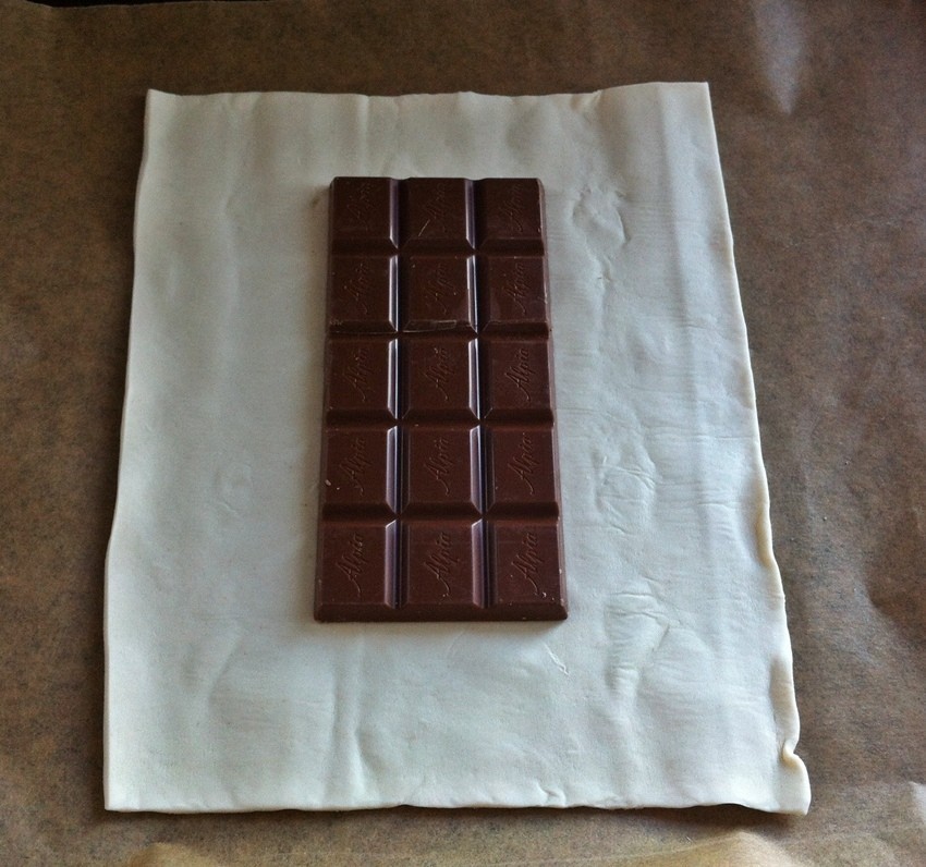 Schokolade wird auf den Teig gelegt