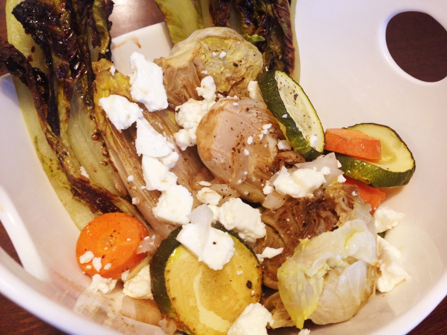 Gegrillter Salat mit Gemüse und Schafskäse - vegetarisch.