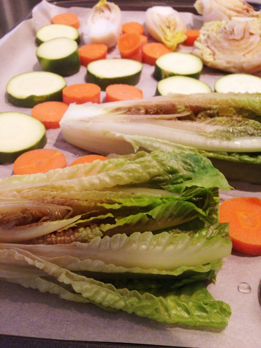 Salat und Gemüse auf ein Backblech geben und im Backofen grillen.