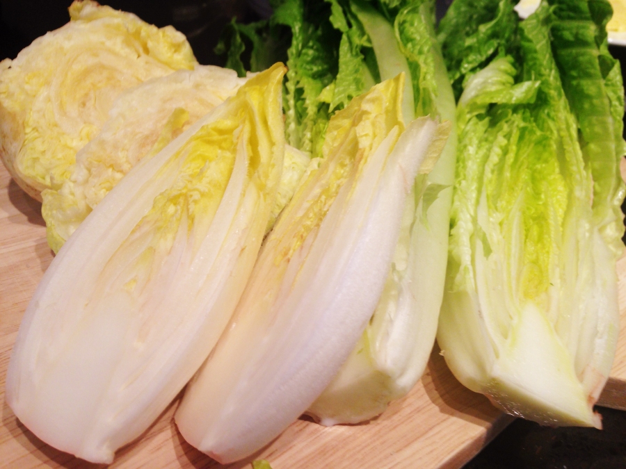 Verschiedene Sorten robuster Salate: Romanasalat, Eisbergsalat und Chicoree.