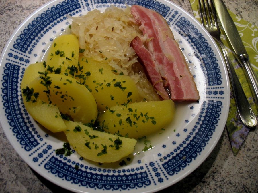 Salzkartoffeln mit Sauerkraut und Kassler.