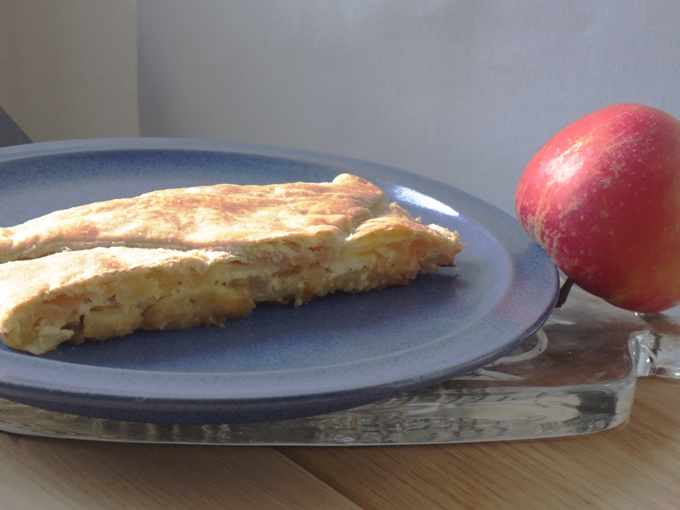 Den Apfelkuchen (oder Apfelauflauf) vorsichtig aufschneiden und warm servieren. Vanillesoße oder Schlagsahne dazu - köstlich!