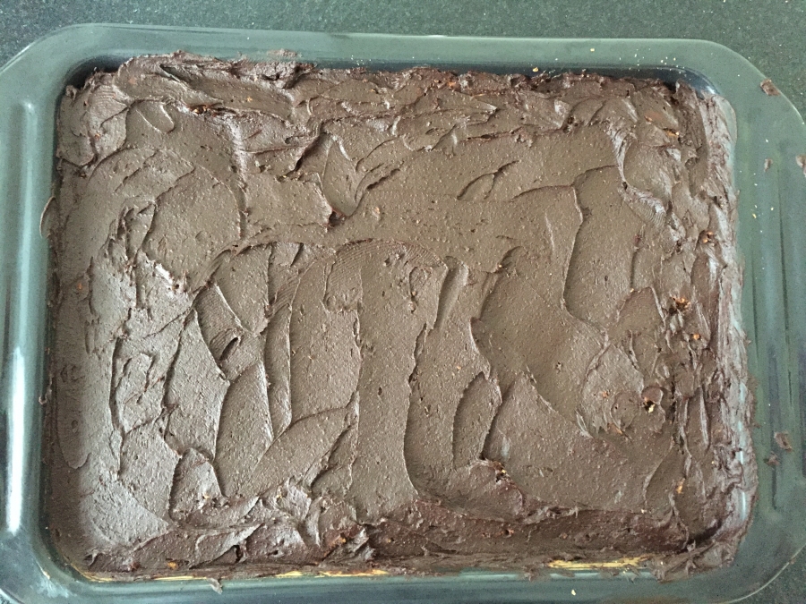 Den Schokoguss dann auf dem Brownie schön gleichmäßig verteilen. Den Brownie dann in 16 Teile schneiden.