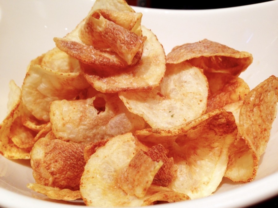 Knusprige Kartoffelchips mit Paprika, Salz und Knoblauch.