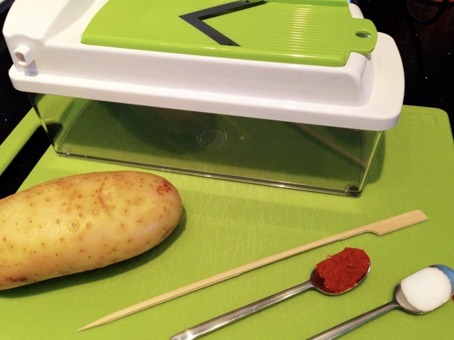 Um die Kartoffel in feine Scheiben schneiden zu können, ist ein Gemüsehobel sehr hilfreich.