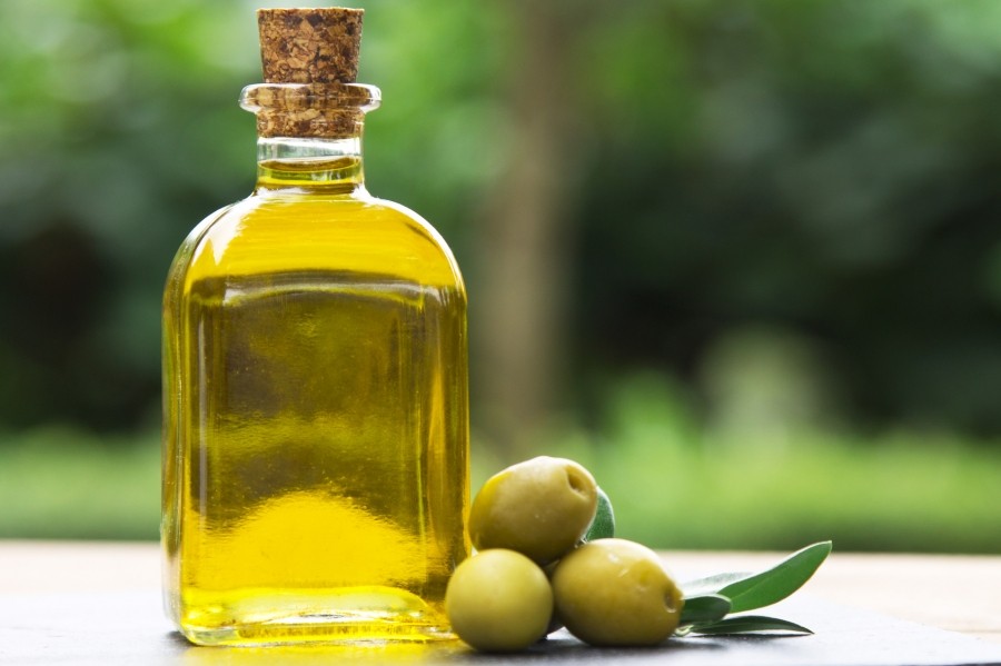Flecken auf Terracotta Böden oder Gegenständen mit Olivenöl entfernen.