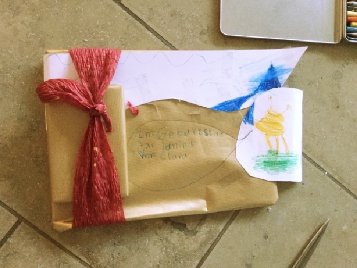 Geschenke schön verpacken mit Kinderzeichnungen