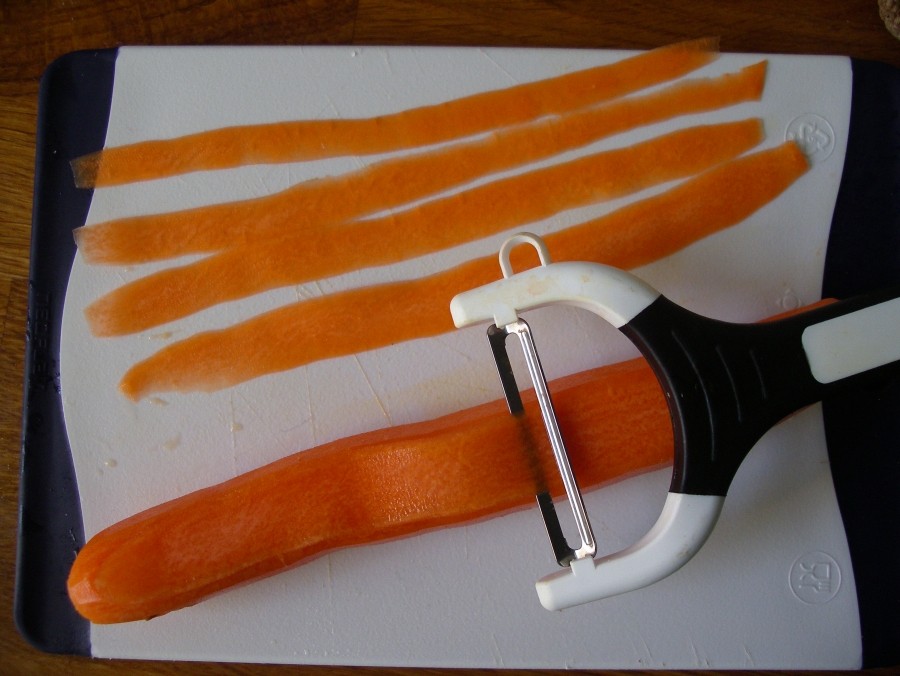 Karotten für die Karottenchips in feine Streifen schneiden.