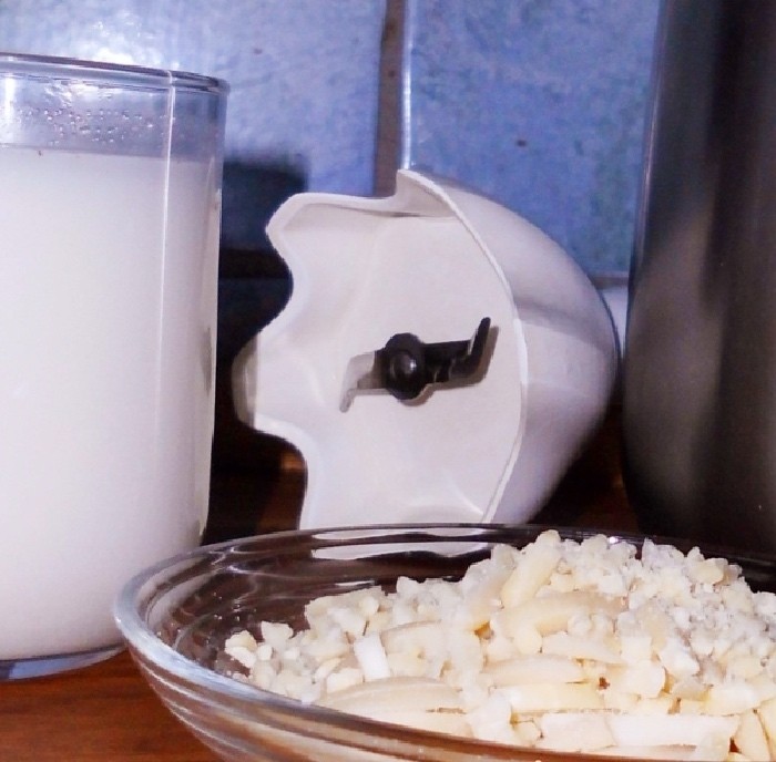 Gehackte Mandeln und Reis für selbst gemachte Mandelmilch.
