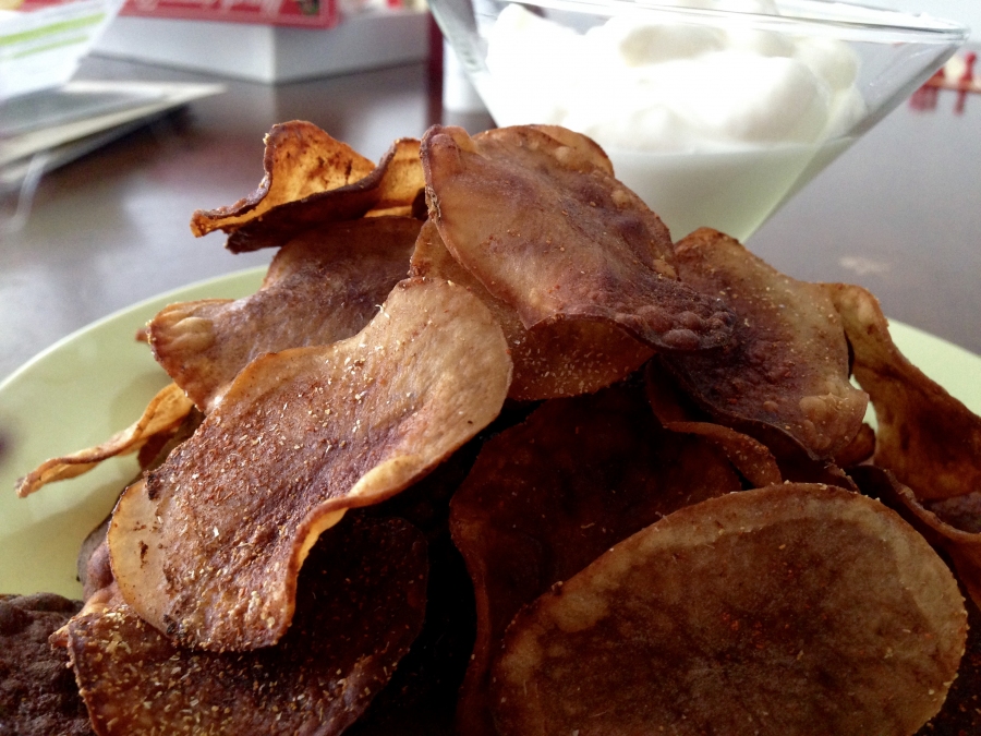 Selbst gemachte Kartoffelchips aus dem Backofen mit Balsamico und Sauerrahm.