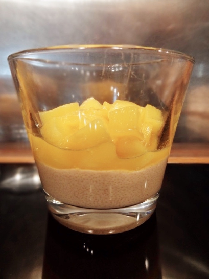 Ein falsches Panna Cotta mit Grieß und Mangofrucht: Schmeckt sehr gut und ist einfach und schnell zubereitet.