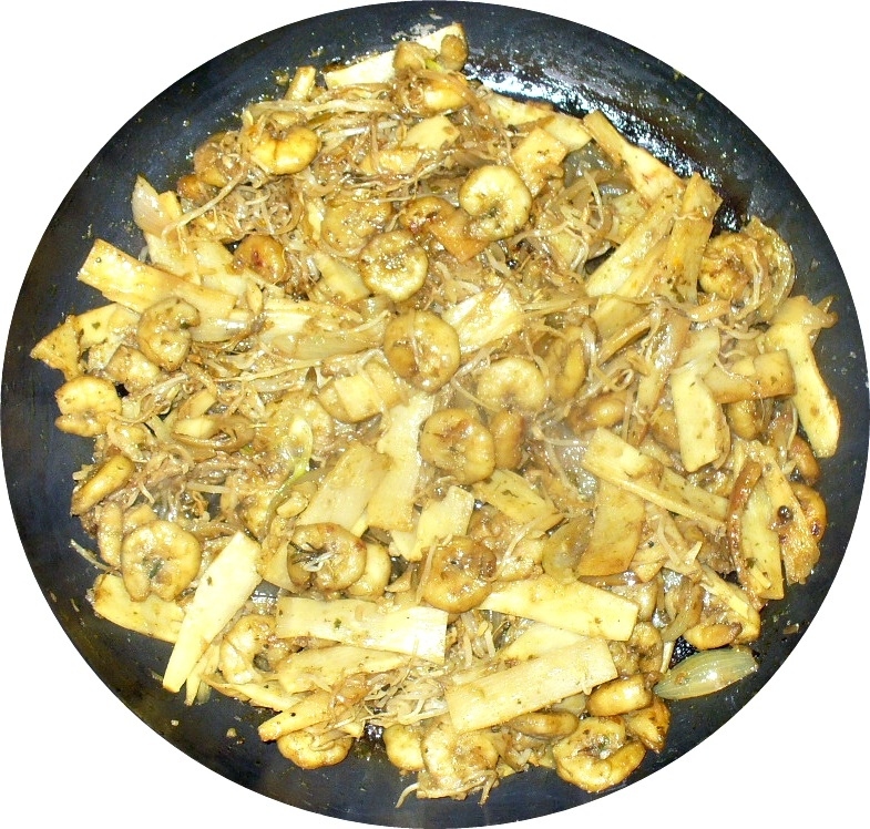 Bambussprossen und Bohnensprossen im Sieb abschütten und in die Pfanne/in den Wok geben. Mit Salz, Zitronengras, evtl. etwas Chili oder auch Kurkuma oder Curry - je nach Geschmack - würzen.