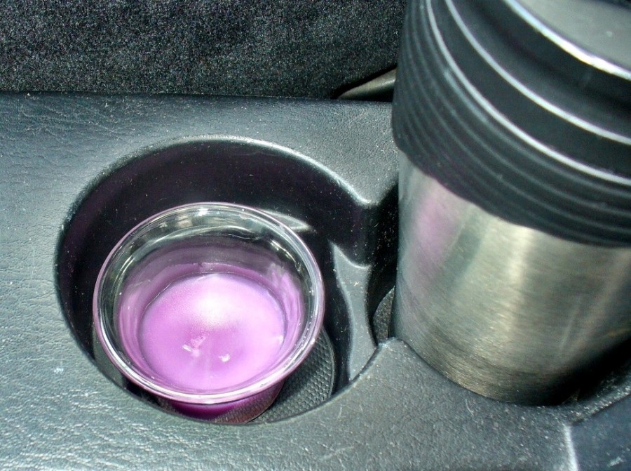 Die Duftkerzenreste werden in einen kleinen Behälter gegeben und ins Innere des Autos gestellt.