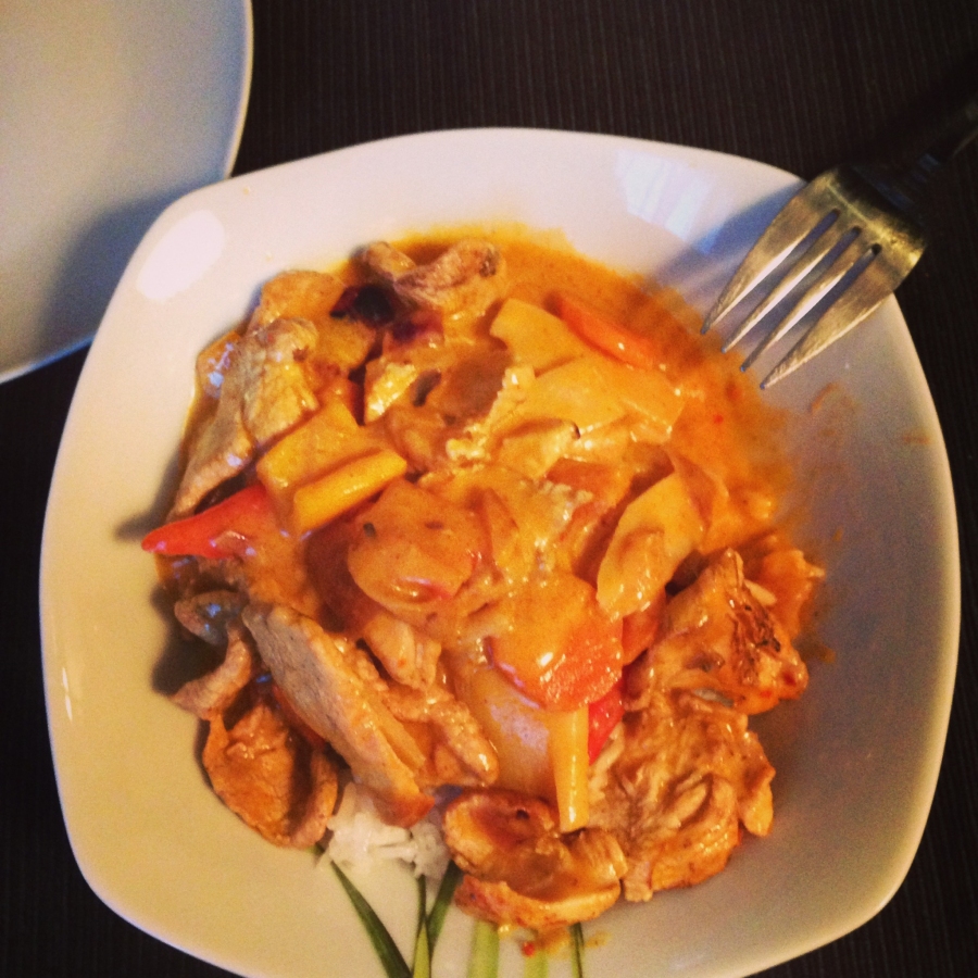 Fertiges Thai-Curry mit Hühnchenfleisch, Curry, Kokosmilch und Chili.