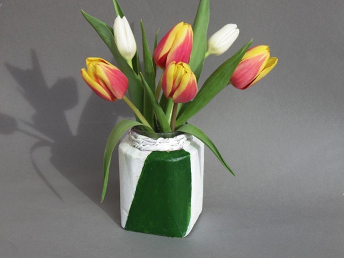 Grün-weiß angemalte Gipsvase mit Tulpen