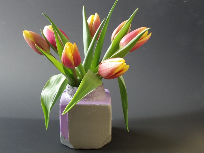 Fertig angemalte und lackierte Vase mit Blumen.