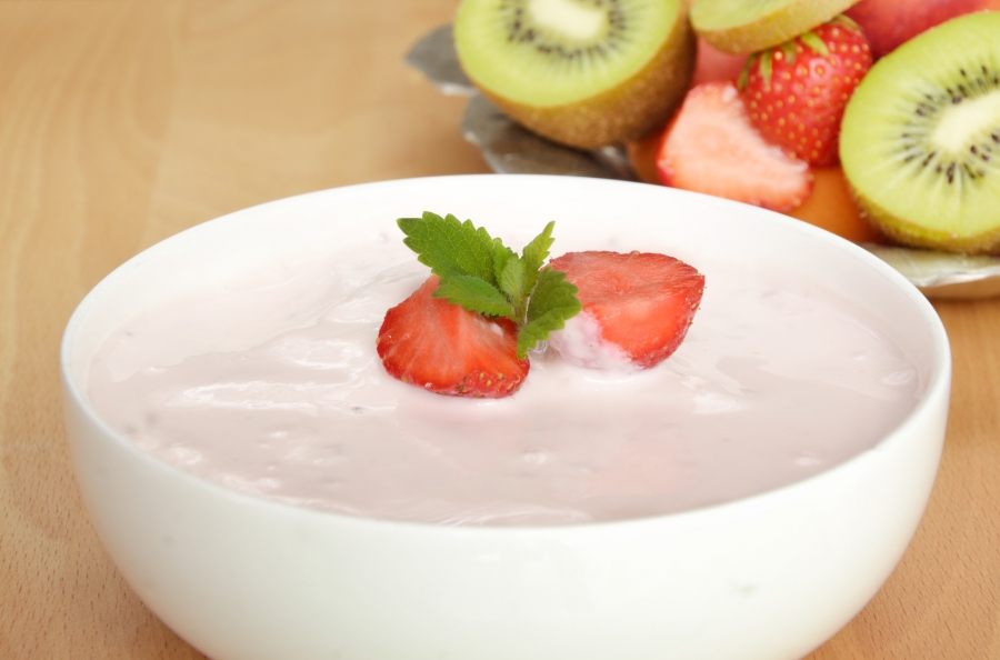 Den Joghurt bereitet man mit einem Löffel Naturjoghurt ODER einer Joghurtkultur und ca. 800 ml Milch (beides muss Zimmertemperatur haben!) zu. 