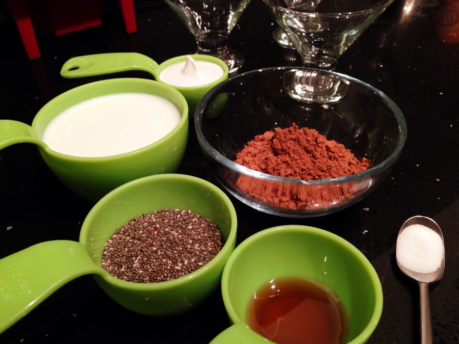 Alle Zutaten für den Schokoladen-Chia-Samen-Pudding vorbereiten.