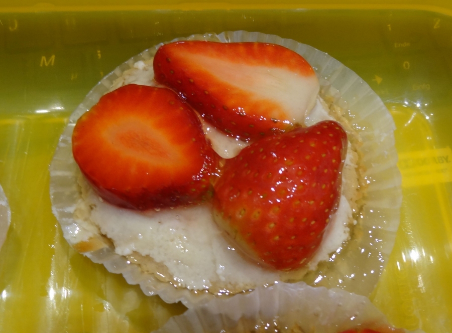 Kokos Cupcake mit Erdbeer-Kokos-Topping - Rezept schneller Becherkuchen
