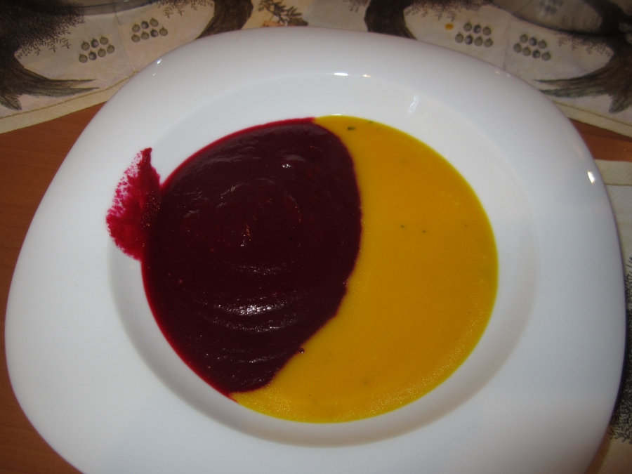 Rote-Bete-Cremesuppe und Kürbiscremesuppe: Beide Suppen mit einem Schöpflöffel gleichzeitig in den Teller fließen lassen.
