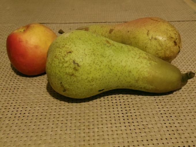 2 Birnen und 1 säuerlichen Apfel (insgesamt 600 g) schälen, entkernen, in Spalten schneiden.
