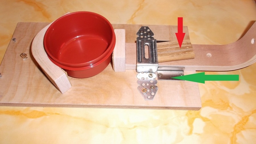 Bei dem u-förmigen Metall "flügel" gebogen, aber nicht ganz bis auf das Schiebebrettchen (grüner Pfeil Bild 2) herunter, denn da muss noch ein Keil rein (roter Pfeil) zum Arretieren.