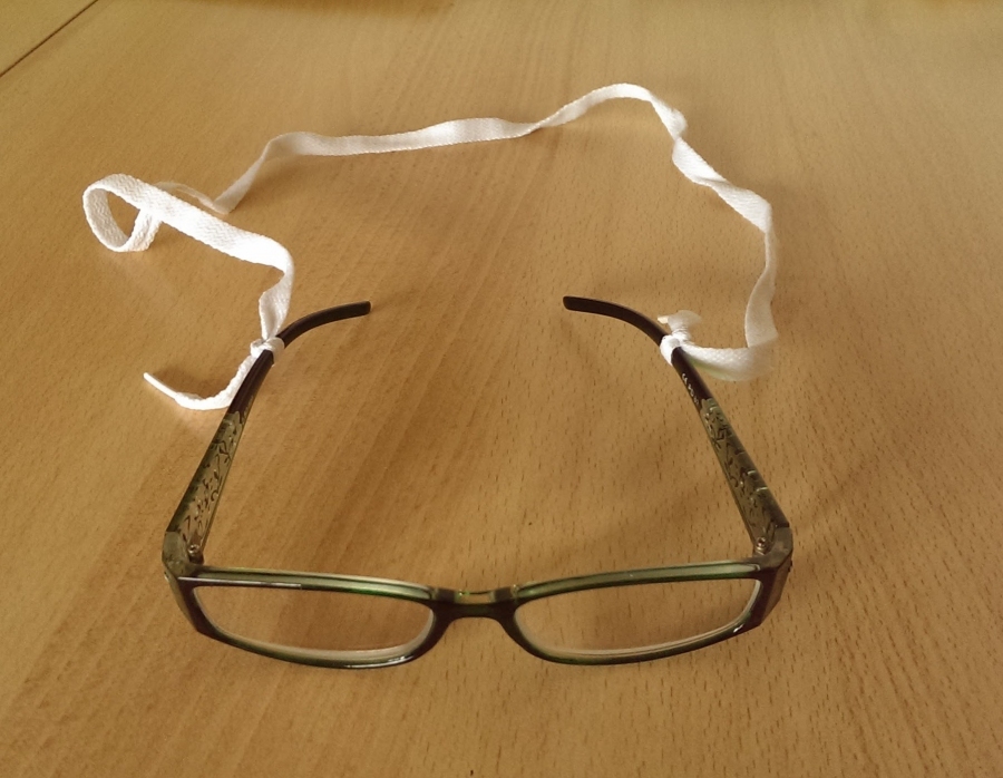 Brillle immer wieder finden: Schnürsenkel an Brille befestigen und umhängen.