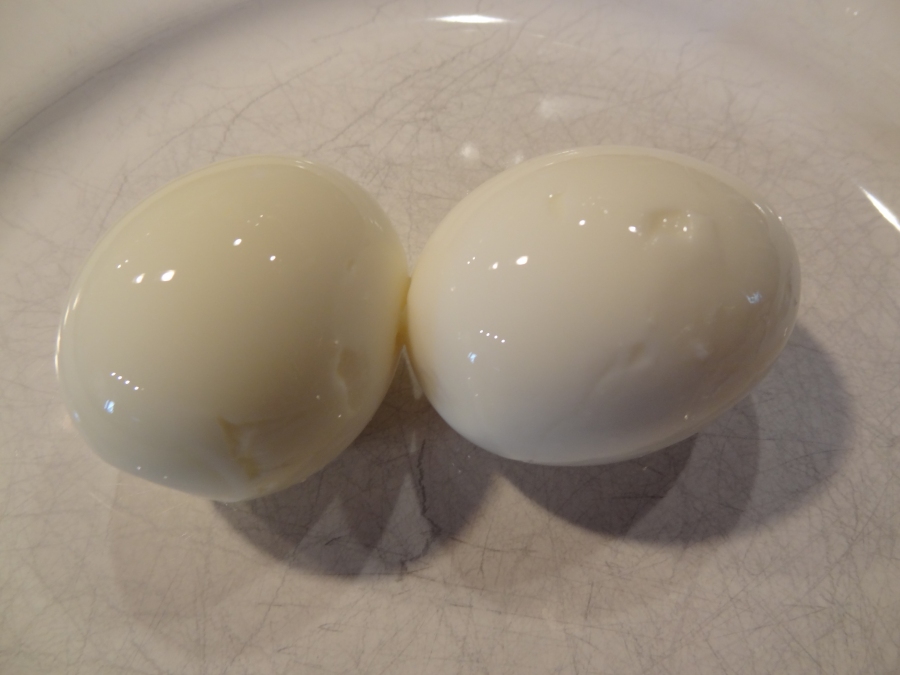 Hartgekochte Eier wurden in kaltem Wasser geschält, sodass keine kleinen Splitter mehr am Ei anhaften können. 