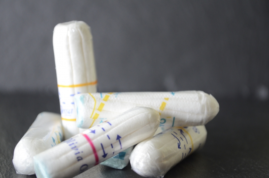 Wenn man Tampons bei der Menstruation verwendet, ist darauf zu achten, dass die Tampon-Größe immer der Regelstärke angepasst wird.