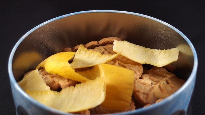 Apfelschalen oder Kartoffelschalen geben den Plätzchen etwas Feuchtigkeit zurück.