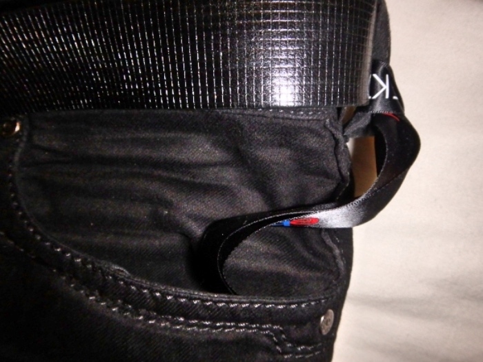An der Kleidung: Wenn man ohne Tasche, Rucksack oder Schirm aus dem Haus geht, ist der Schlüssel direkt am Hosenbund gut untergebracht.