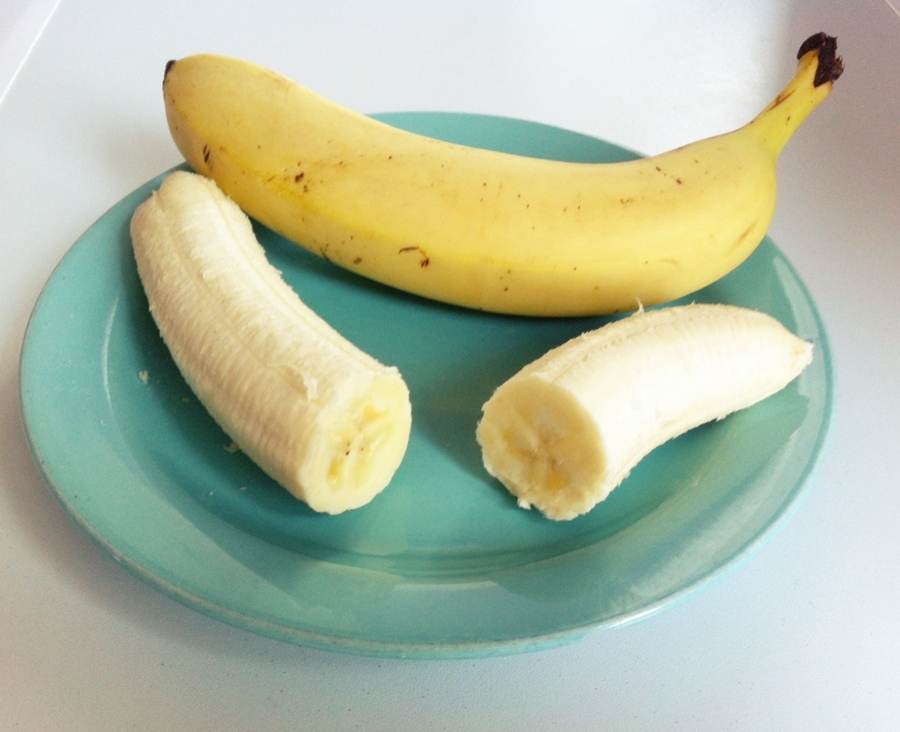 Bananen stecken zwar voller Kohlenhydrate, doch dafür ist der Fett- und Proteinanteil sehr gering. Da eine Banane je nach Länge um die 90 kcal hat, müsste man davon auch wirklich sehr viele essen, um tatsächlich dick zu werden. 
