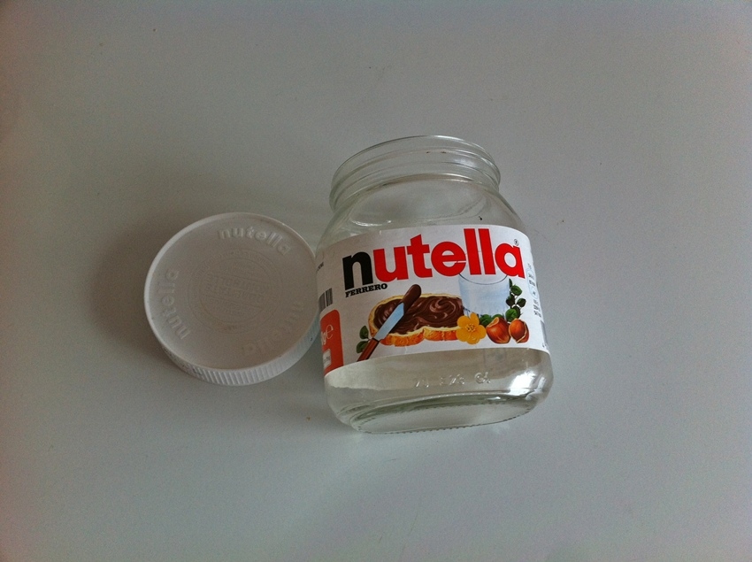  Nutella Glas wird nur innen gründlich mit Spülwasser gereinigt, aufpassen, dass das Etikett draußen nicht nass wird.