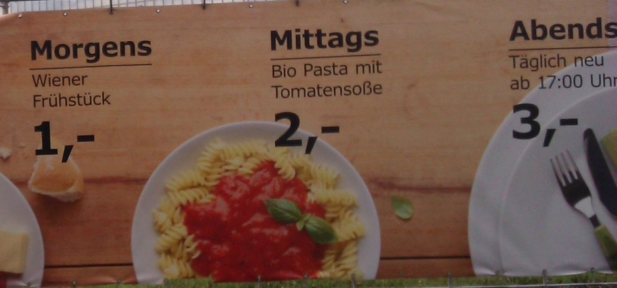 Mittags Pasta mit Tomatensauce um 2 Euro.