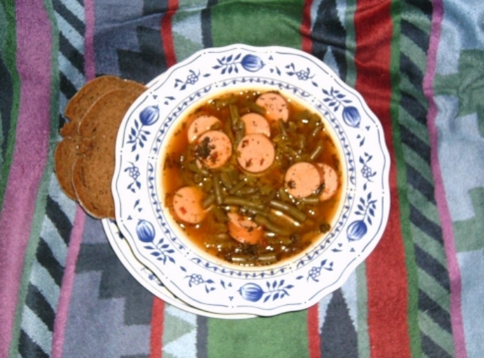 Grüne Bohnensuppe mit Bockwürstchen oder Knoblauchbockwürstchen.