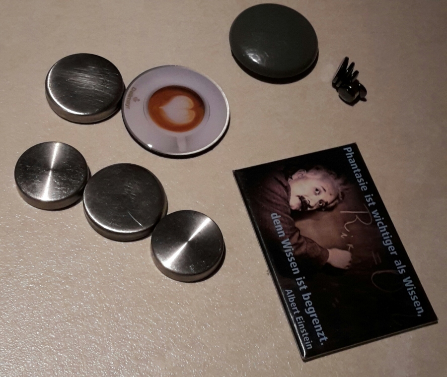 Fruehlingsputz Dunstabzugshaube: Magneten zum Aufhängen der Fotos und Postkarten.