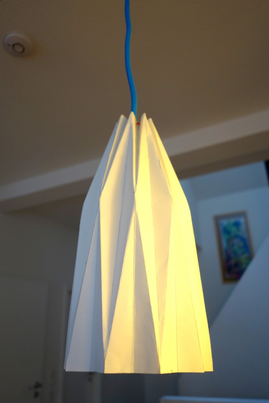 Aus einem weißen Fotokarton lässt sich ein toller Origami-Lampenschirm basteln.