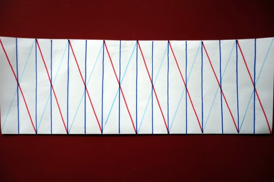 Hier wurden zuerst gerade Linien im Abstand von 2 cm gezeichnet und dann die Diagonalen markiert.