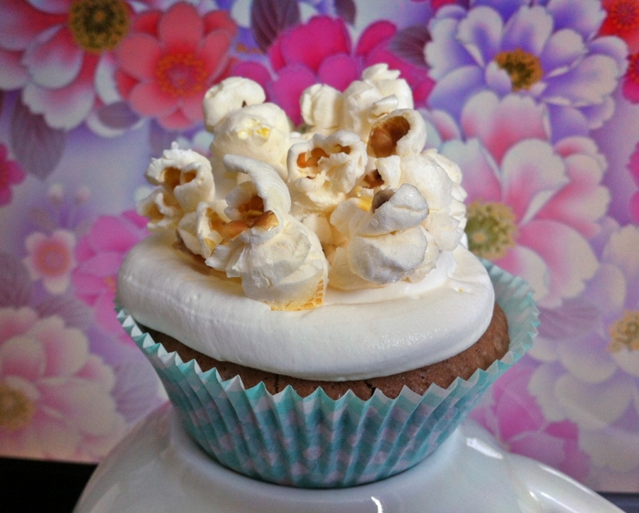 Kleine süße Überraschung - Schoko-Cupcake mit Topping und Popcorn.
